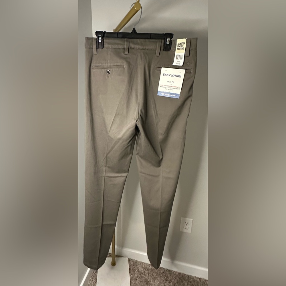 NWT! Men’s Dockers Easy Khaki Slim Fit with Stretch Chinos